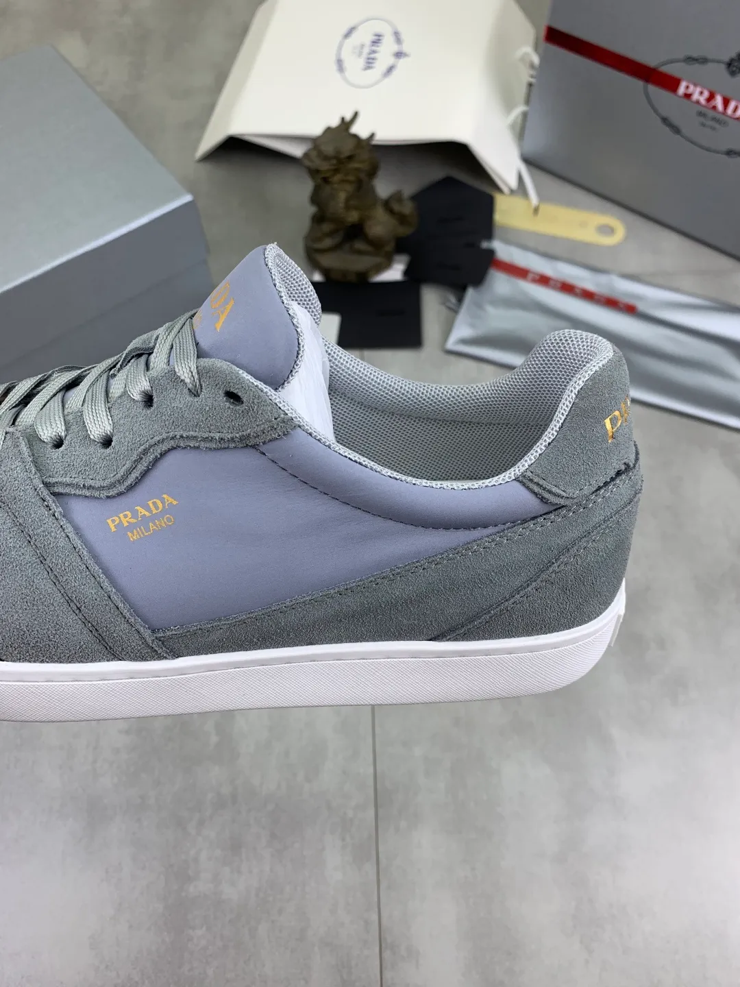 Men's shoes 💰P560💰[New model] The top version is available on the official website, 🆘 The trendy brand (Prada) mainly promotes the popular model, avant-garde and versatile fashionable men's shoes, private version mold opening, cowhide surface splicing 1:1.. Stylish and simple, original imported cowhide lining cowhide feet; the atmosphere and personality are more fashionable, eye-catching and pursuing class. It will subvert the old idea and be a must-have for fashionistas with you! Must keep it for yourself! Tall and comfortable, large and low, high-end quality workmanship. Official website’s new high-end outsole. Size: 38-45. Multiple colors available.